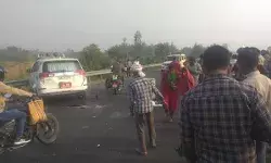 खूनी बनी DM की कार ने मां बच्चे समेत 3 कुचले- डीएम व चालक फरार खूनी बनी DM की कार ने मां बच्चे समेत 3 कुचले- डीएम व चालक फरार