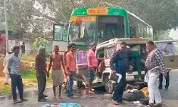 बोलेरो एवं जनरथ की आमने सामने की भिड़ंत- बच्चे समेत पांच की मौत बोलेरो एवं जनरथ की आमने सामने की भिड़ंत- बच्चे समेत पांच की मौत