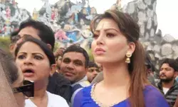 बॉलीवुड अभिनेत्री उर्वशी रोतेला व रश्मि देसाई शूटिंग में हुई शामिल