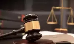 कोर्ट में देरी से पहुंचने का खामियाजा- पुलिसकर्मियों को काटनी पड़ी घास कोर्ट में देरी से पहुंचने का खामियाजा- पुलिसकर्मियों को काटनी पड़ी घास