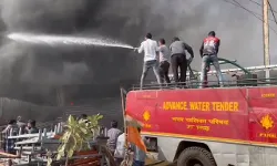 टेंट गोदाम में भीषण आग- आसमान में आग की लपटें व धुएं के बादल टेंट गोदाम में भीषण आग- आसमान में आग की लपटें व धुएं के बादल