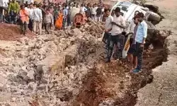 नाला खोदते समय गिरी ढांग में दबे मजदूर की मौत- कार भी पलटी नाला खोदते समय गिरी ढांग में दबे मजदूर की मौत- कार भी पलटी