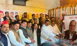 मुलायम सिंह के जन्मदिन पर पूर्व MP ने बांटी रजाइयां- लिया पदचिन्हों...