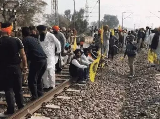 नहीं रोक पाई पुलिस- नेशनल हाईवे के बाद अब रेलवे ट्रैक भी जाम