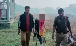 वीरु से शादी के लिए मोबाइल टावर पर चढ़ी बसंती- बोली सुन लो गांव वालों.. वीरु से शादी के लिए मोबाइल टावर पर चढ़ी बसंती- बोली सुन लो गांव वालों..