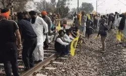 नहीं रोक पाई पुलिस- नेशनल हाईवे के बाद अब रेलवे ट्रैक भी जाम नहीं रोक पाई पुलिस- नेशनल हाईवे के बाद अब रेलवे ट्रैक भी जाम