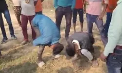 किशोर से आटा छीनकर भाग रहे बाइक सवारों को पब्लिक ने बनाया मुर्गा