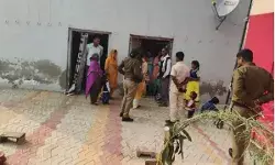 शादी मंडप में अफसरों की रेड- दुल्हन लाने चले दूल्हे बीच रास्ते से.. शादी मंडप में अफसरों की रेड- दुल्हन लाने चले दूल्हे बीच रास्ते से..