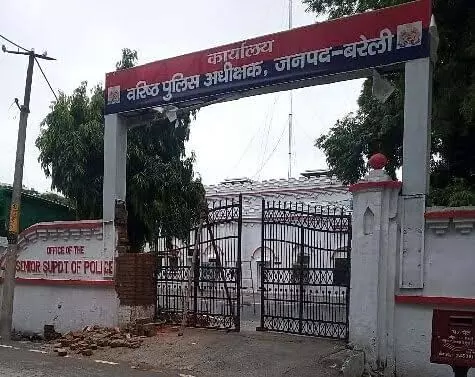 युवक के पैर तोड़ने के बाद अब रिश्वतखोरी में फंसे दो दरोगा किये सस्पेंड