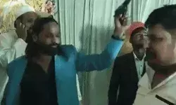 बधाई देने के बाद दूल्हे के साथ सेल्फी लेते समय फायरिंग- देख रहा हवालात बधाई देने के बाद दूल्हे के साथ सेल्फी लेते समय फायरिंग- देख रहा हवालात