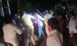 पूर्व IAS के घर पर छापा- की गई नकदी की तलाश- खूब हुआ बवाल पूर्व IAS के घर पर छापा- की गई नकदी की तलाश- खूब हुआ बवाल