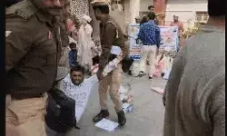 BJP मुख्यालय के बाहर शिक्षक अभ्यर्थियों का बवाल- पुलिस ने घसीटी टांग.. BJP मुख्यालय के बाहर शिक्षक अभ्यर्थियों का बवाल- पुलिस ने घसीटी टांग..