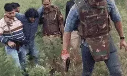 दरिंदगी के बाद लड़की को काटने वाले दरिंदे को दौड़ाकर पुलिस ने मारी गोली दरिंदगी के बाद लड़की को काटने वाले दरिंदे को दौड़ाकर पुलिस ने मारी गोली