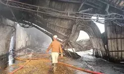 अदानी ग्रुप की कंपनी में लगी आग में जल रहा घी तेल का गोदाम अदानी ग्रुप की कंपनी में लगी आग में जल रहा घी तेल का गोदाम