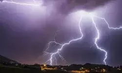 बारिश के बीच आसमानी बिजली गिरने से इमारत में लगी भीषण आग बारिश के बीच आसमानी बिजली गिरने से इमारत में लगी भीषण आग