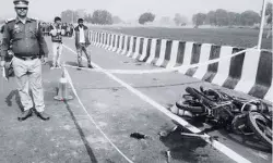 जीजा के साथ जा रही प्रेमिका को प्रेमी ने दिनदहाड़े कुल्हाड़ी से काटा जीजा के साथ जा रही प्रेमिका को प्रेमी ने दिनदहाड़े कुल्हाड़ी से काटा