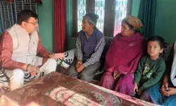 धामी ने टनल में फंसे श्रमिक के परिजनों से की मुलाकात, बंधाया ढाढंस धामी ने टनल में फंसे श्रमिक के परिजनों से की मुलाकात, बंधाया ढाढंस