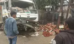 खोई लदे ट्रैक्टर ट्राले को बचाने में रोड़ी लदा ट्रक पलटा- मिट्टी के.. खोई लदे ट्रैक्टर ट्राले को बचाने में रोड़ी लदा ट्रक पलटा- मिट्टी के..