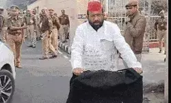 काले कपड़े पहनकर आए सपा विधायक साइकिल पर पहुंचे विधानसभा