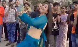 रील बनाने की चाहत में शहीद किये आहत- युवती ने जमकर मटकाये कूल्हे रील बनाने की चाहत में शहीद किये आहत- युवती ने जमकर मटकाये कूल्हे