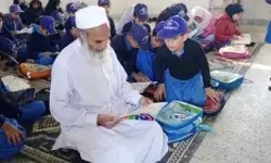 65 साल के बुजुर्ग ने लिया ऐडमिशन- पहली कक्षा में पहुंचे पढ़ने 65 साल के बुजुर्ग ने लिया ऐडमिशन- पहली कक्षा में पहुंचे पढ़ने