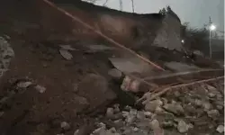 रेलवे ओवर ब्रिज का हिस्सा गिरा- हाईवे का ट्रैफिक प्रभावित रेलवे ओवर ब्रिज का हिस्सा गिरा- हाईवे का ट्रैफिक प्रभावित