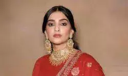 हाथ से बुने कपड़ों को ज्यादा पसंद करती है सोनम कपूर हाथ से बुने कपड़ों को ज्यादा पसंद करती है सोनम कपूर