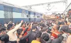 ड्यूटी खत्म होते ही बीच रास्ते ट्रेन को छोड़कर चले गए ड्राइवर एवं गार्ड ड्यूटी खत्म होते ही बीच रास्ते ट्रेन को छोड़कर चले गए ड्राइवर एवं गार्ड