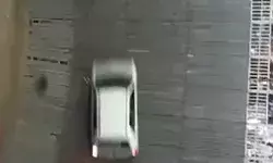 मौत के कुएं में हादसा- दौड़ते समय पहिया निकलने से आपस में टकराई कार