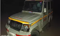 पुलिस को पथराव कर दौड़ाया- जीप में की तोड़फोड़- गांव में कई.. पुलिस को पथराव कर दौड़ाया- जीप में की तोड़फोड़- गांव में कई..