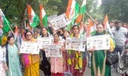 सड़क पर उतरी महिलाएं- UP में भी 450 रुपए में भाजपा दे गैस सिलेंडर