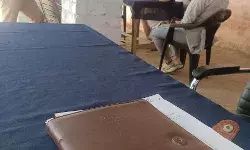 बेडरूम समझकर थाने में कच्छा बनियान पहनकर बैठे थानेदार लाइन हाजिर