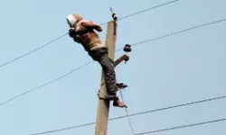 शटडाउन के बावजूद दौड़ा करंट- काम कर रहा लाइनमैन खंभे से चिपका