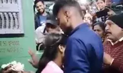 ट्रेन में भरी मांग- पहनाया मंगलसूत्र और कर ली शादी ट्रेन में भरी मांग- पहनाया मंगलसूत्र और कर ली शादी