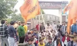 जय श्री राम का नारा लगाने पर दसवीं के चार छात्र सस्पेंड- बढा बवाल जय श्री राम का नारा लगाने पर दसवीं के चार छात्र सस्पेंड- बढा बवाल