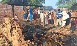 झोपड़ी में लगी आग में तीन बच्चों की जिंदा जलकर मौत मां बाप गंभीर झोपड़ी में लगी आग में तीन बच्चों की जिंदा जलकर मौत मां बाप गंभीर