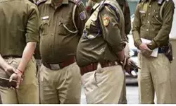 वसूलीबाज दरोगा एवं सिपाही गिरफ्तार- 6 के खिलाफ मुकदमा वसूलीबाज दरोगा एवं सिपाही गिरफ्तार- 6 के खिलाफ मुकदमा