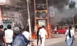 ट्रांसफार्मर में लगी आग में धू धू कर जली बाइक- लोगों में मची भगदड़ ट्रांसफार्मर में लगी आग में धू धू कर जली बाइक- लोगों में मची भगदड़