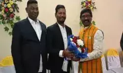 मंत्री का ग्रेजुएट बेटा चपरासी बना- बोला पिता राजनीति में तो जरूरी... मंत्री का ग्रेजुएट बेटा चपरासी बना- बोला पिता राजनीति में तो जरूरी...