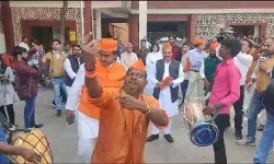 तीन राज्यों में जीत का मनने लगा जश्न- बीजेपी दफ्तर पर बज रहे ढोल तीन राज्यों में जीत का मनने लगा जश्न- बीजेपी दफ्तर पर बज रहे ढोल