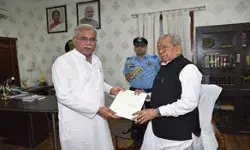 भूपेश ने राज्यपाल से मिलकर सौंपा इस्तीफा भूपेश ने राज्यपाल से मिलकर सौंपा इस्तीफा