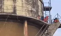 अफसरों की टरकाऊ नीति से परेशान- पानी की टंकी पर चढ़ा परिवार अफसरों की टरकाऊ नीति से परेशान- पानी की टंकी पर चढ़ा परिवार