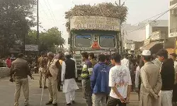 ओवरलोड ट्राला ट्रक ले गया ग्रामीण की जान- लघुशंका के लिए था रुका