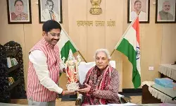 सैकड़ों बच्चों ने राजभवन में किया था भ्रमण और लंच- मंत्री ने जताया आभार सैकड़ों बच्चों ने राजभवन में किया था भ्रमण और लंच- मंत्री ने जताया आभार