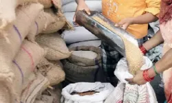 शुरू हुआ मुफ्त राशन वितरण- गेहूं चावल के साथ इन्हें मिलेगी चीनी भी शुरू हुआ मुफ्त राशन वितरण- गेहूं चावल के साथ इन्हें मिलेगी चीनी भी