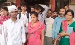 डीएवी में फिर बवाल कॉलेज के बाहर इंटर के छात्र की बेरहमी से पिटाई डीएवी में फिर बवाल कॉलेज के बाहर इंटर के छात्र की बेरहमी से पिटाई