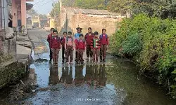 तालाब पर हुए अवैध कब्जे ने लोगों का रास्ता रोका- बच्चे गंदे पानी.. तालाब पर हुए अवैध कब्जे ने लोगों का रास्ता रोका- बच्चे गंदे पानी..