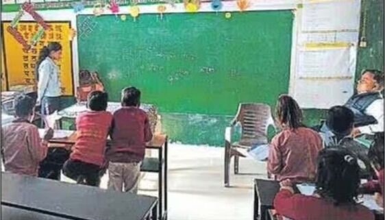 सरकारी स्कूल की टीचर फरमा रही घर आराम- गांव की लड़की पढ़ा रही...