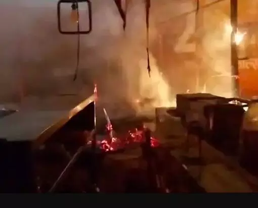 आइसक्रीम पार्लर में लगी आग से लाखों का माल हुआ खाक-लोगों में .. आइसक्रीम पार्लर में लगी आग से लाखों का माल हुआ खाक-लोगों में ..