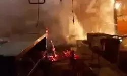 आइसक्रीम पार्लर में लगी आग से लाखों का माल हुआ खाक-लोगों में .. आइसक्रीम पार्लर में लगी आग से लाखों का माल हुआ खाक-लोगों में ..